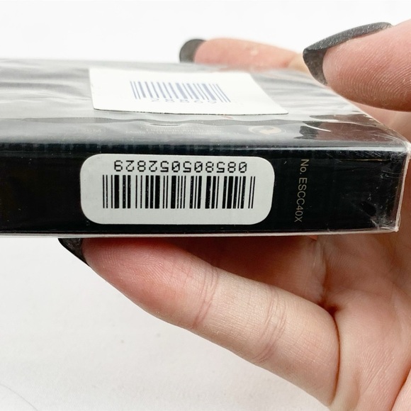 Elizabeth Arden Velvet Plumtones Eyeshadow + Revolution Matte Lip Gloss - Picture 7 of 7